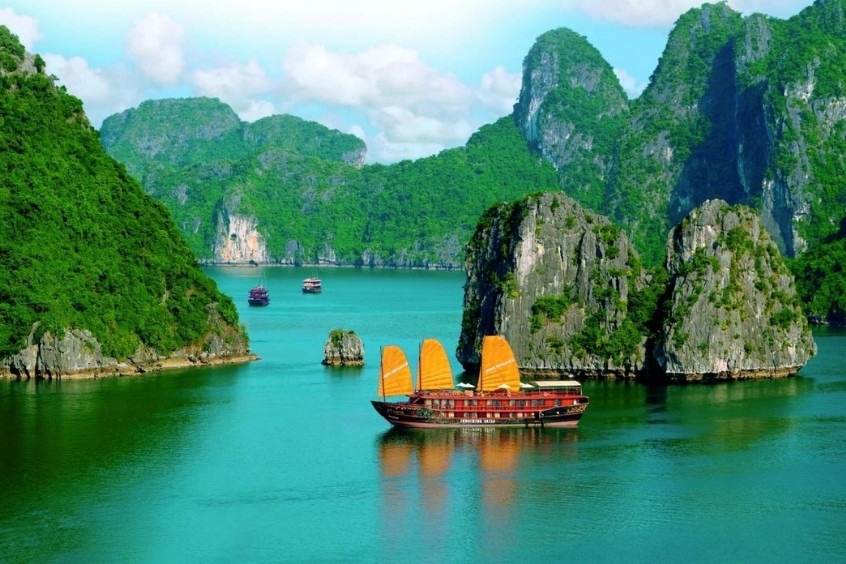 Du khách nhất định phải trải nghiệm đi du thuyền và ngắm nhìn Vịnh Hạ Long xinh đẹp