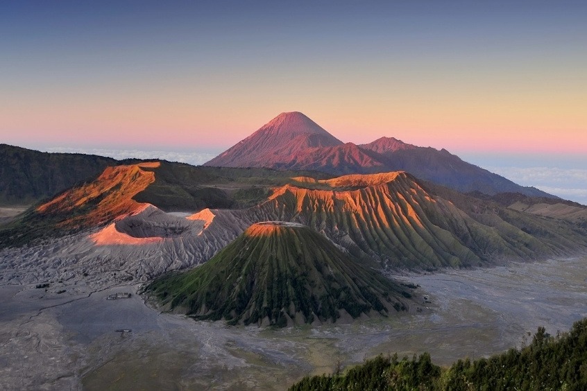 Vé máy bay đi Indonesia - Núi Bromo  một ngọn núi lửa đang hoạt động ở phía đông đảo Java, Indonesia