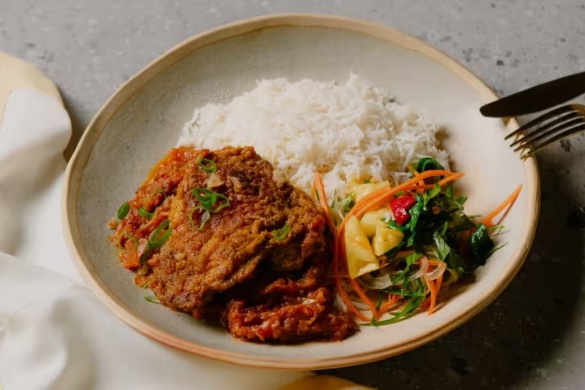 Ayam Masak Merah - Ayam Masak Merah thường được phục vụ trong các dịp lễ hoặc bữa tiệc quan trọng