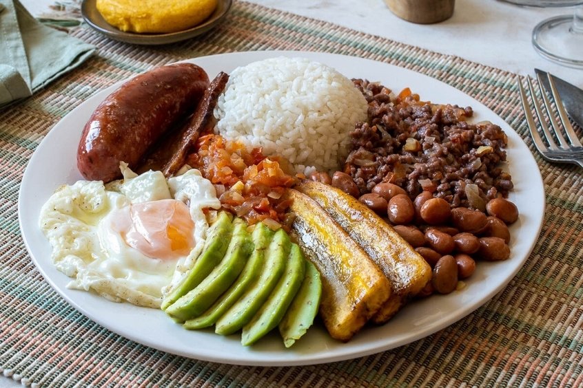  Bandeja Paisa là món ăn truyền thống đặc trưng của Colombia