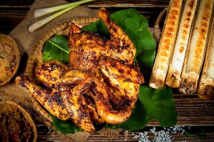 Du khách đến Buôn Ma Thuột không thể bỏ lỡ món gà nướng cơm lam 