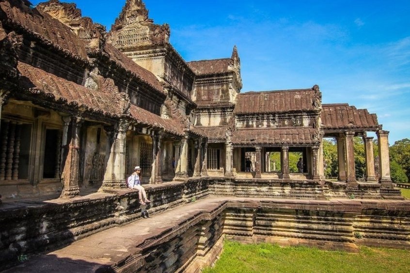 Đền Ta Prohm - Ta Prohm gây ấn tượng mạnh bởi những rễ cây cổ thụ khổng lồ ôm trọn các bức tường đá 