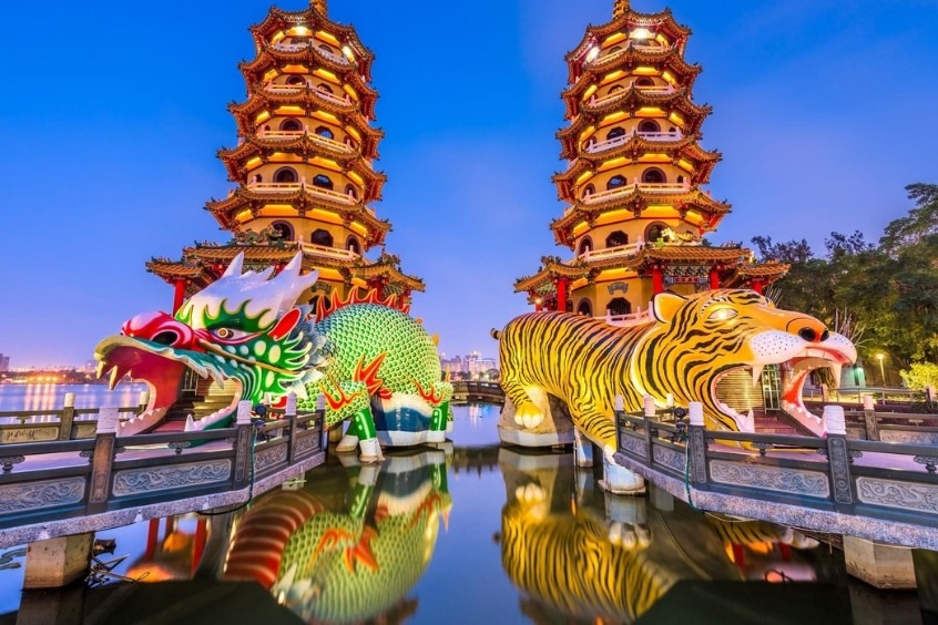 Tháp Long - Du khách thường đi vào từ miệng rồng và ra từ miệng hổ để cầu bình an