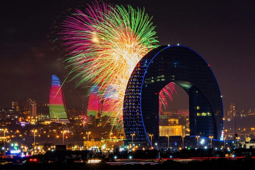Nhìn ngắm Tháp Lửa ở Baku, Azerbaijan, với màn bắn pháo hoa rực rỡ vào ban đêm