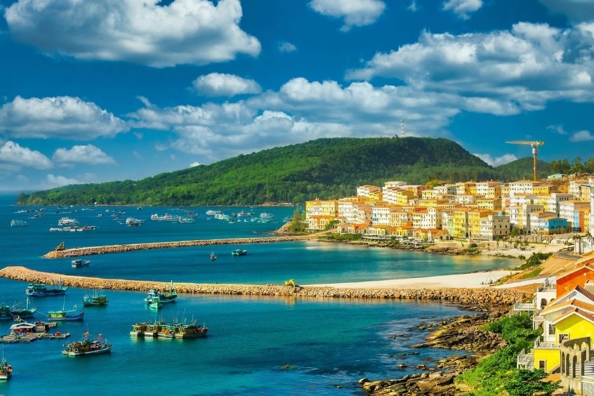 Thị trấn Hoàng Hôn nổi bật với các tòa nhà kiến trúc Địa Trung Hải