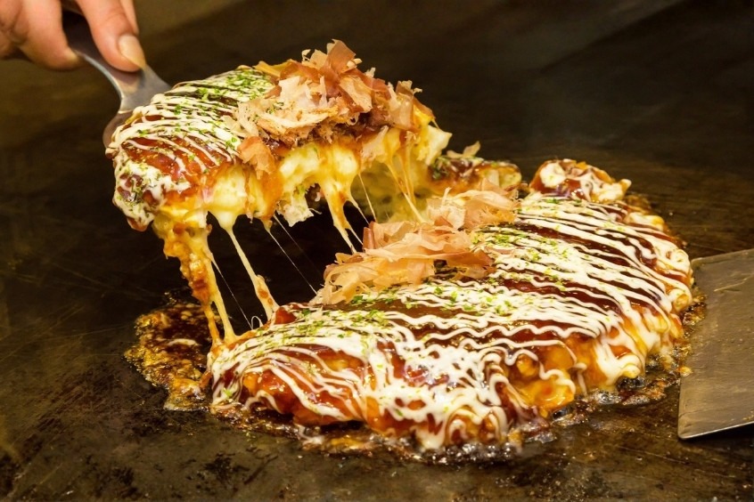 Okonomiyaki - Đây là món ăn biểu tượng của sự ấm áp và sum vầy 