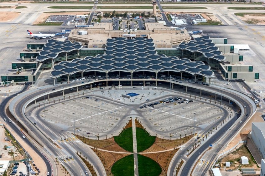 Sân bay Quốc tế Queen Alia là sân bay lớn nhất và là cửa ngõ hàng không chính của Jordan