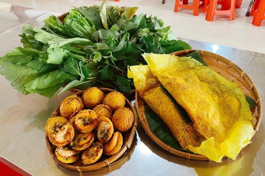 Du khách đến Cần Thơ nhất định phải thưởng thức món bánh xèo thơm ngon và béo ngậy