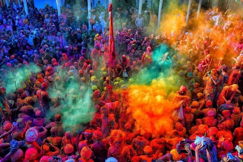 Hoạt động ném bột màu và bóng nước trong lễ hội Holi 