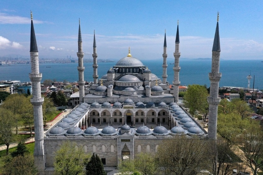 Blue Mosque – Nhà thờ Hồi giáo Xanh với 6 ngọn tháp và nội thất lát gạch xanh tuyệt đẹp