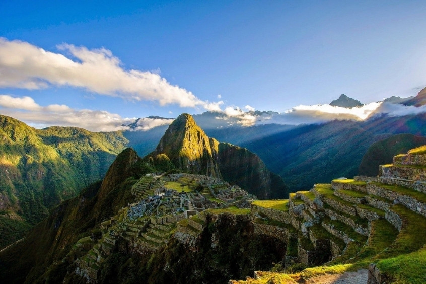  Machu Picchu là một thành phố phế tích của người Inca, tọa lạc trên đỉnh núi cao 2.430 mét ở Peru