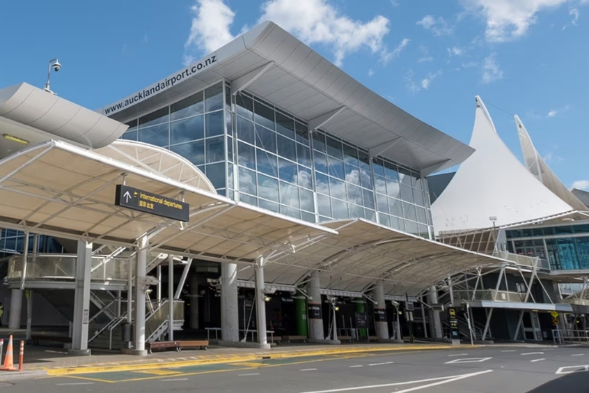 Sân bay Quốc tế Auckland nằm cách trung tâm thành phố Auckland khoảng 20 km về phía Nam