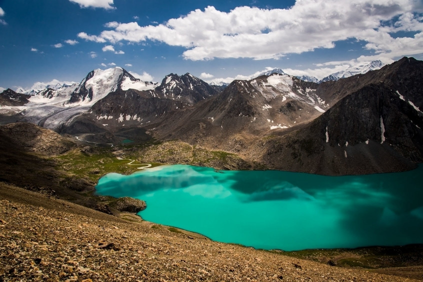  Hồ Issyk Kul là một hồ nước mặn lớn nằm ở đông bắc Kyrgyzstan