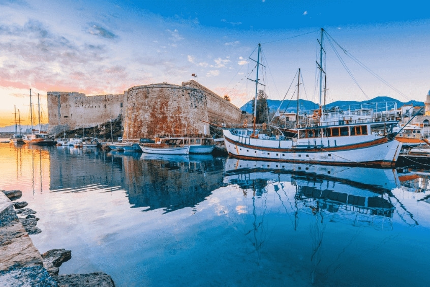  Lâu đài Kyrenia là một công trình phòng thủ lịch sử nằm ở thành phố Kyrenia, Bắc Síp