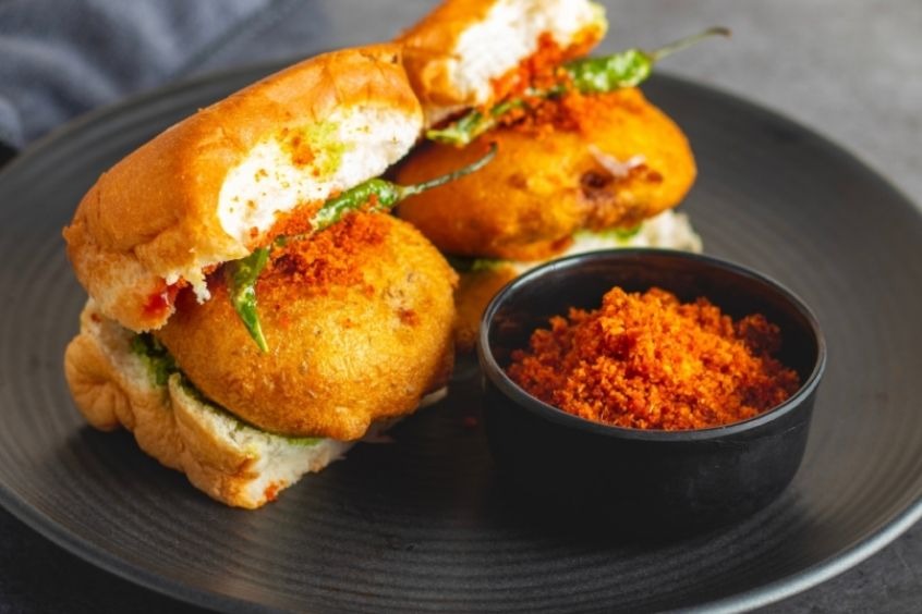 Vada Pav - Món bánh mì nhân khoai tây chiên giòn, đặc sản đường phố nổi tiếng của Mumbai