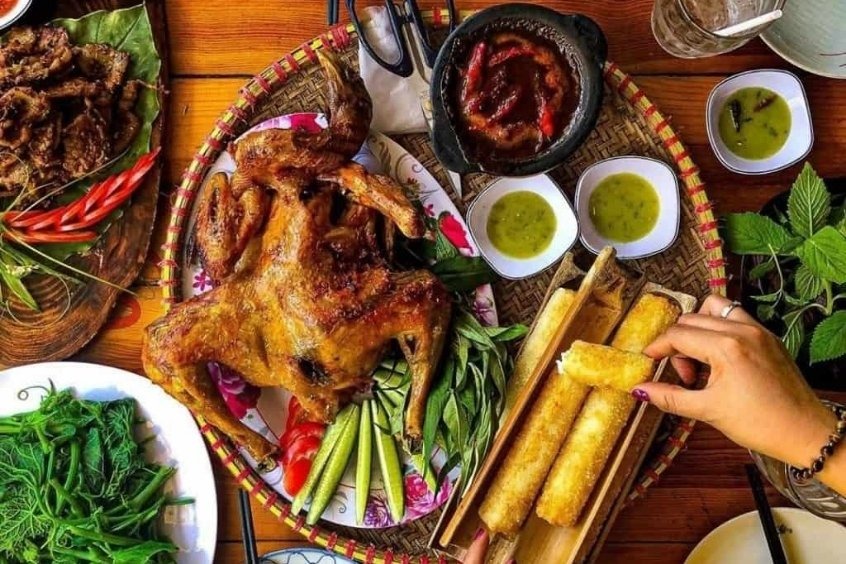 Gà nướng cơm lam là món ăn đặc sản Buôn Ma Thuột mà du khách nhất định phải thử