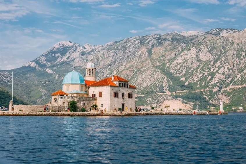 Vé máy bay đi Montenegro