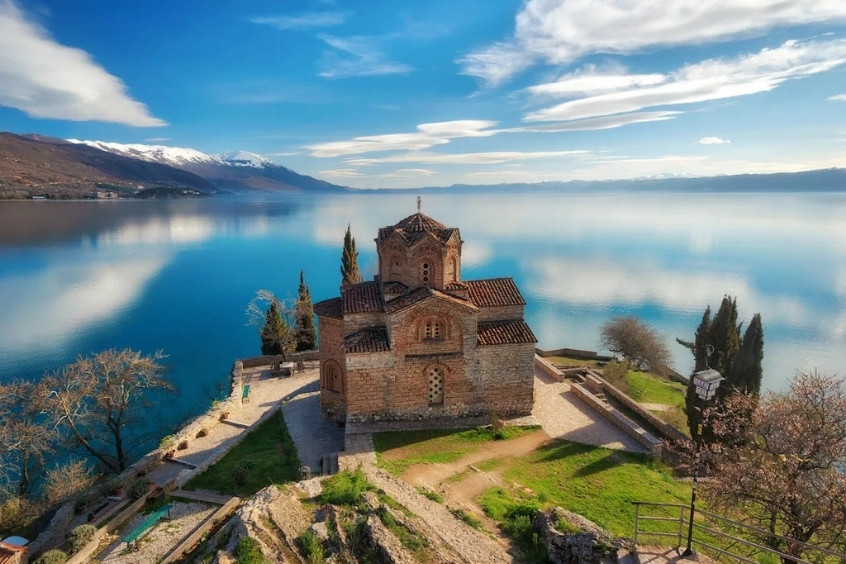  Hồ Ohrid là một hồ nước ngọt lâu đời, sâu nhất Balkan, nằm trên biên giới Bắc Macedonia