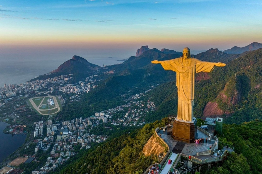 Tượng Chúa Kitô Cứu Thế là một bức tượng khổng lồ của Chúa Giêsu Kitô nằm trên đỉnh núi Corcovado