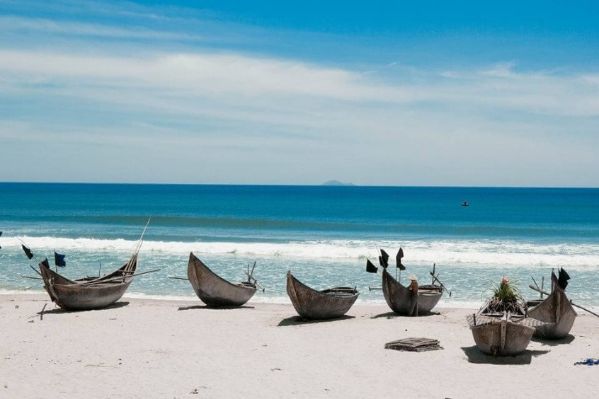 Đảo Tam Hải -  Bãi cát trắng mịn, nước biển trong xanh và những con sóng nhẹ nhàng