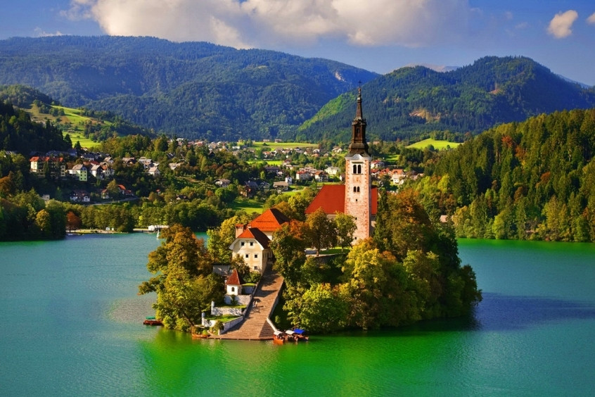  Hồ Bled là một hồ nước tự nhiên tuyệt đẹp ở phía tây bắc Slovenia