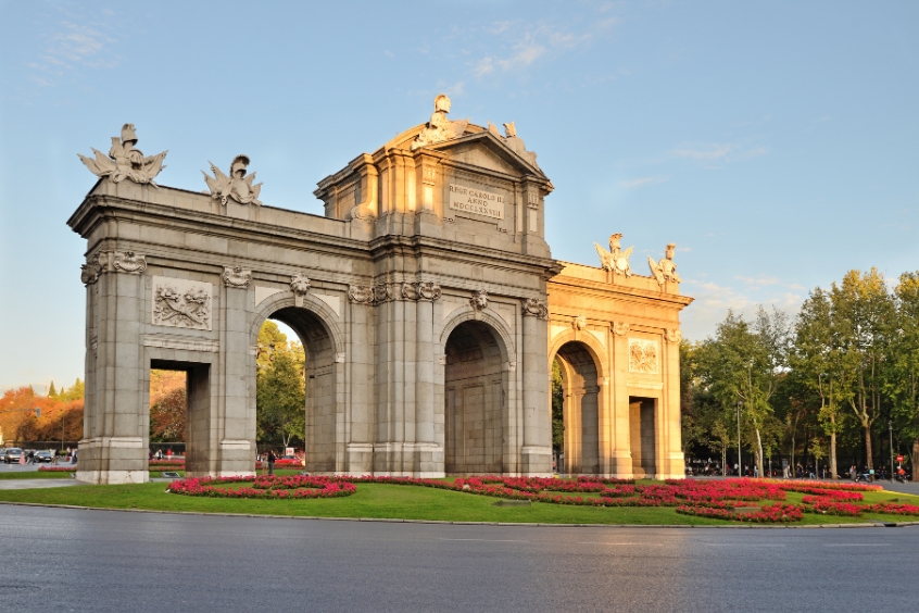 Puerta de Alcala Madrid điểm du lịch nổi tiếng Tây Ban Nha
