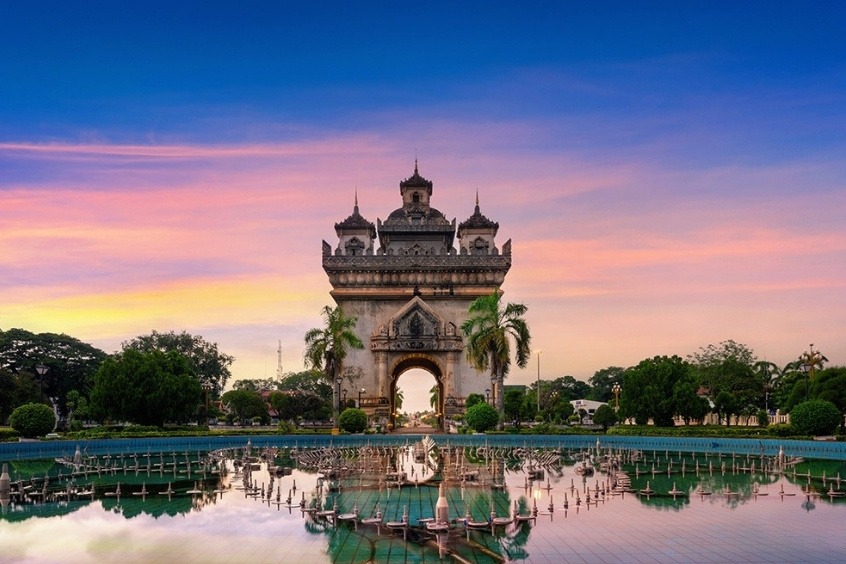 Vé máy bay từ Hà Nội đi Vientiane - Patuxai là đài tưởng niệm vinh danh những người Lào hy sinh giành độc lập