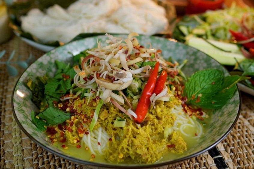 Nom Banh Chok - Món bún gạo với nước lèo được nấu từ cá lóc, mắm bò hóc cùng nhiều loại gia vị khác nhau 