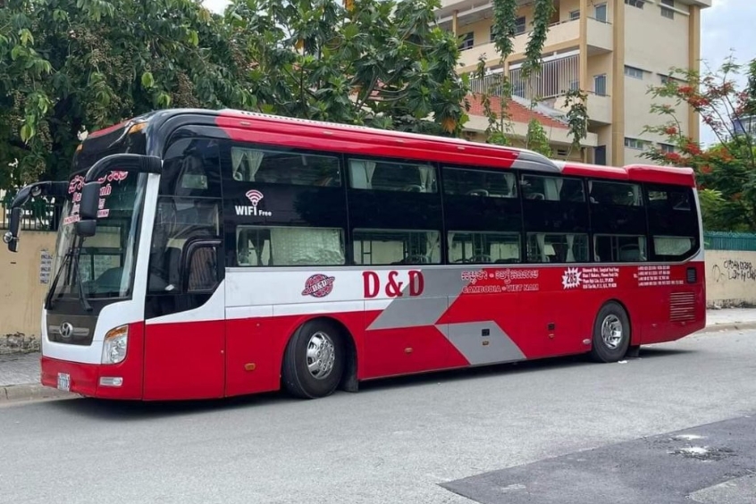 Xe buýt từ sân bay Phnom Penh.