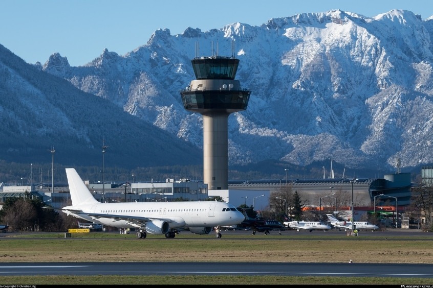 Sân bay Salzburg, Áo - Nơi có tòa tháp kiểm soát không lưu ấn tượng và khung cảnh dãy núi phủ tuyết trắng hùng vĩ