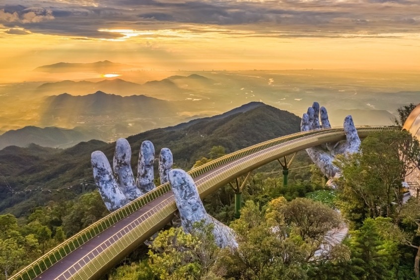 Đà Nẵng - Thành phố có bãi biển Mỹ Khê quyến rũ, khu du lịch Bà Nà Hills cùng Cầu Vàng nổi tiếng thế giới