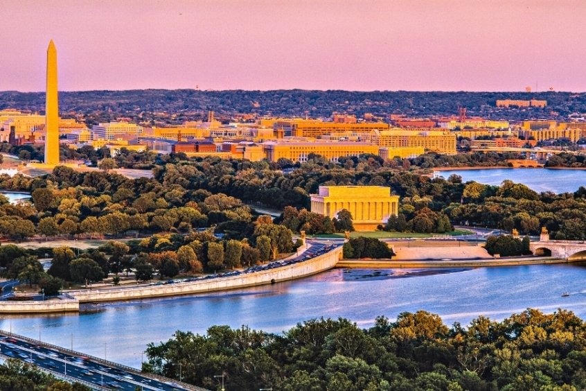 Đài tưởng niệm Washington Monument được xây dựng để vinh danh Tổng thống đầu tiên của Hoa Kỳ, George Washington