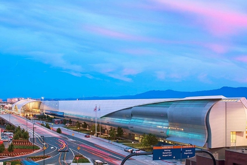 Sân bay San Jose cách trung tâm San Jose khoảng 4 km về phía tây bắc