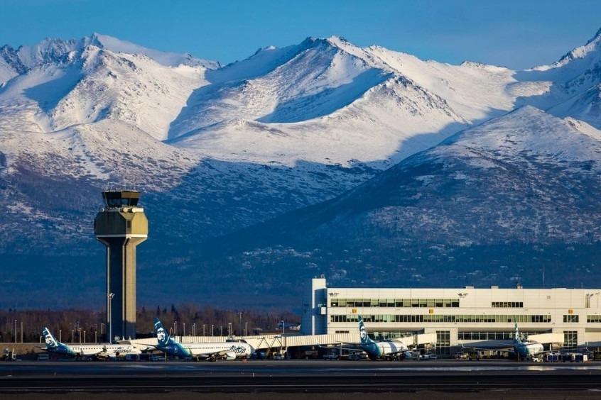 Sân bay Quốc tế Ted Stevens Anchorage (ANC) có tầm nhìn ra dãy núi Chugach