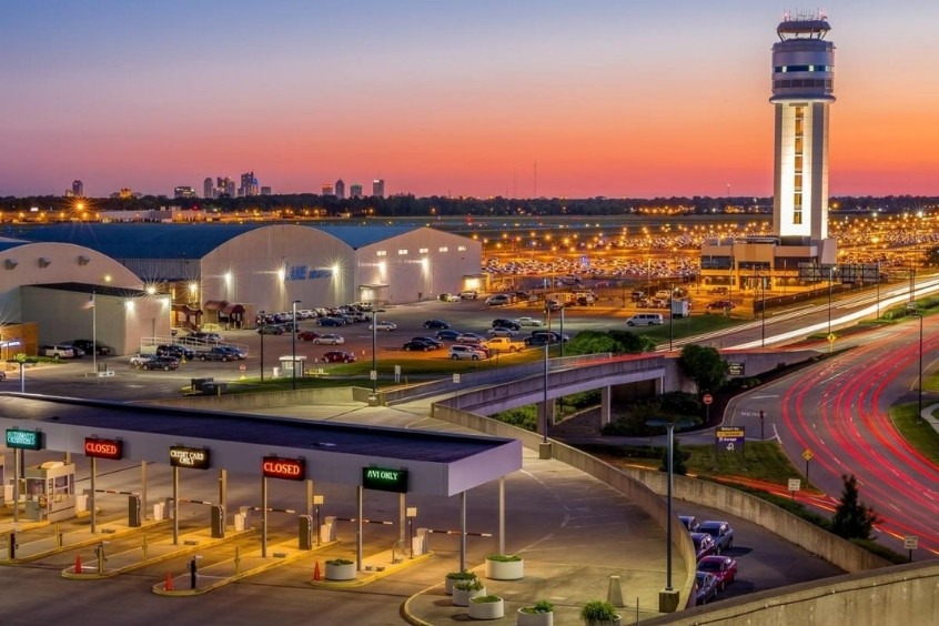 Sân bay Quốc tế John Glenn Columbus vào lúc hoàng hôn