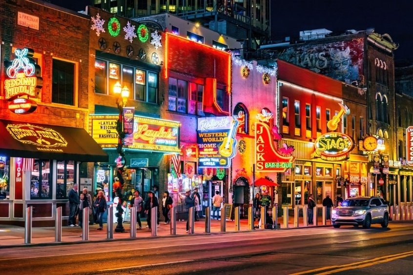 Broadway là khu vực nổi tiếng với các quán bar honky-tonk và nhạc sống tại Nashville