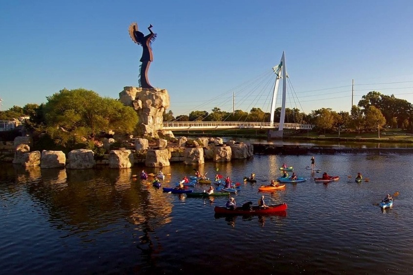 Keeper of the Plains - Bức tượng nằm ở nơi hợp lưu của sông Big Arkansas và Little Arkansas