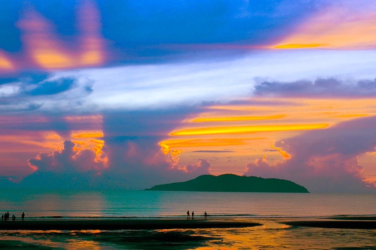 Cảnh hoàng hôn buông xuống trên bãi biễn Cửa Lò