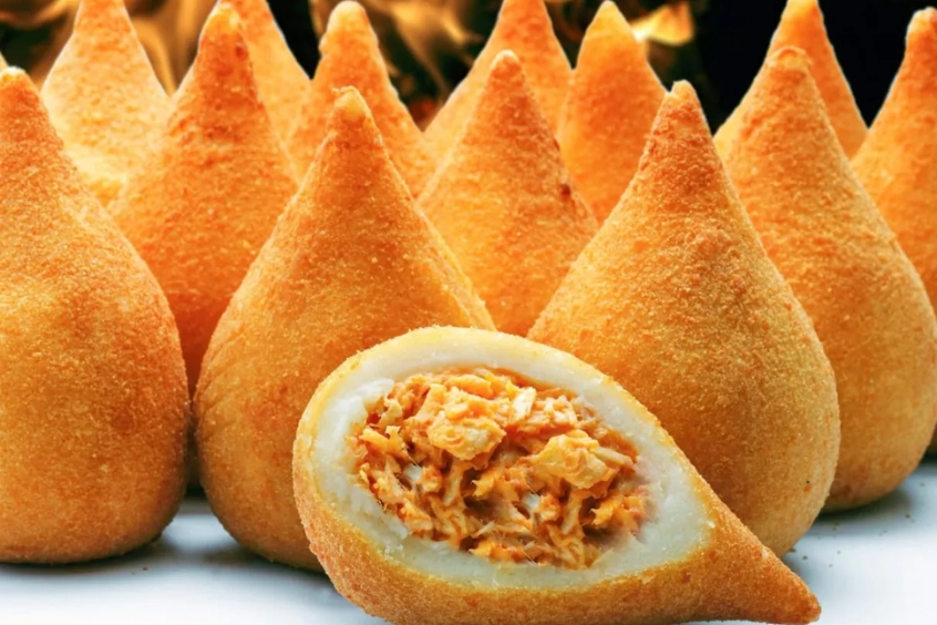 Một chiếc Coxinha nhỏ xinh, giòn rụm, bên trong đầy ắp nhân gà thơm ngon.