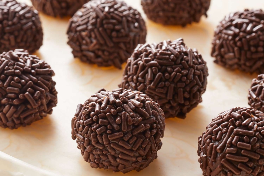 Brigadeiro – món tráng miệng truyền thống của Brazil.