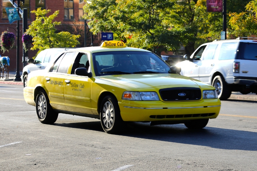 Di chuyển nhanh chóng từ sân bay vào trung tâm Cairo với taxi, giá cước từ 80-120 EGP. 