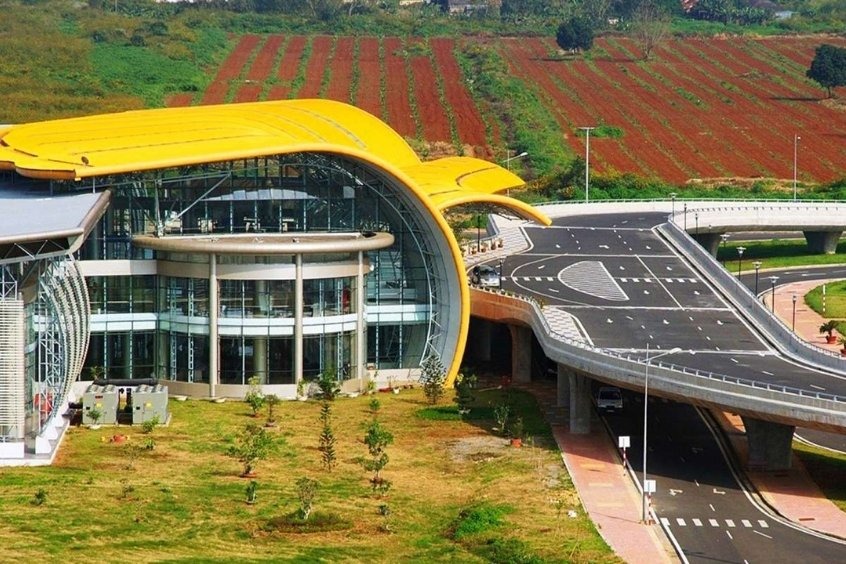 Sân bay Liên Khương - Cách trung tâm thành phố Đà Lạt khoảng 30 km về phía Nam