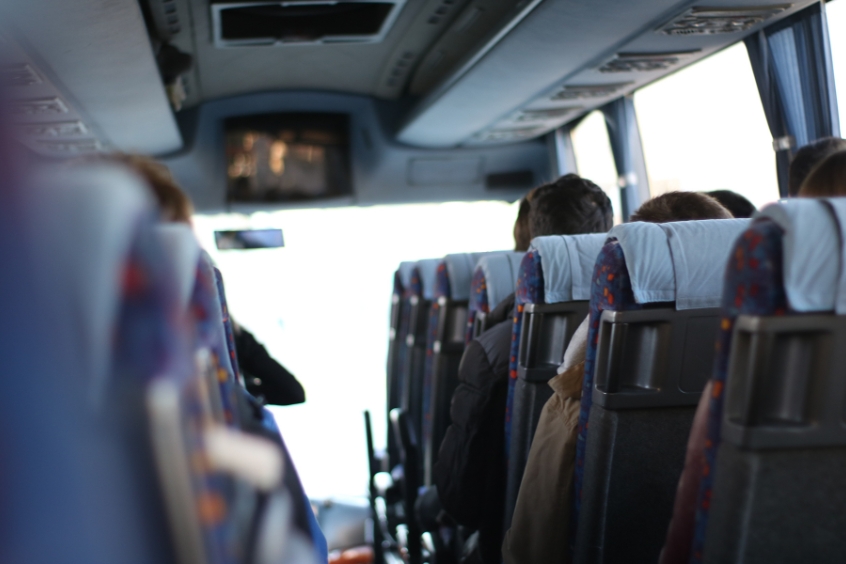 Xe buýt địa phương kết nối sân bay với các điểm đến trong thành phố.