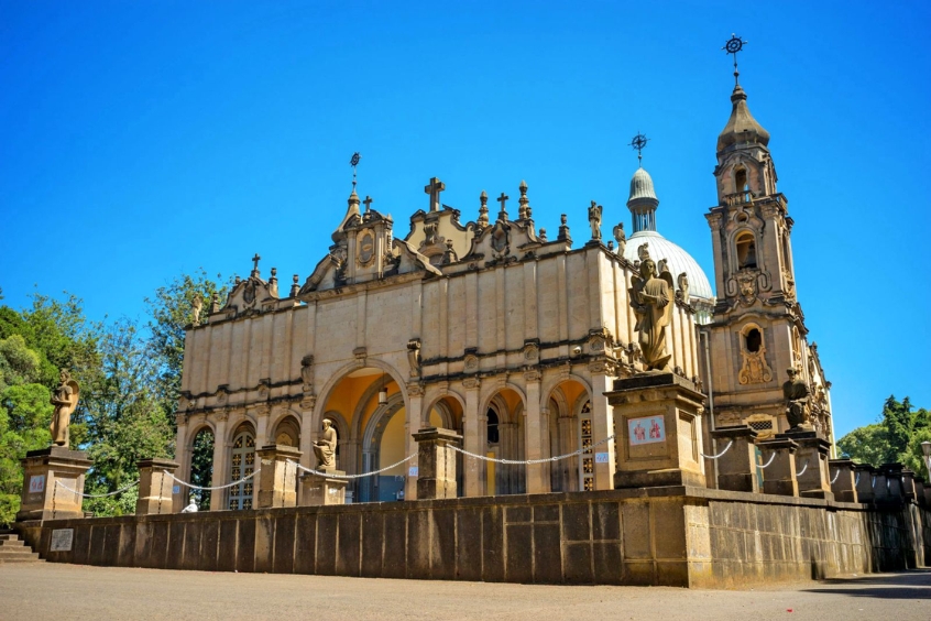 Nhà thờ Holy Trinity Cathedral - Biểu tượng tôn giáo và kiến trúc độc đáo tại Ethiopia.