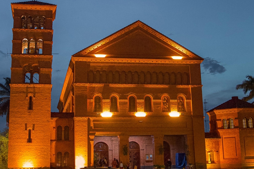 Nhà thờ Saint Pierre et Paul: Kiến trúc độc đáo, hòa quyện văn hóa và tôn giáo địa phương.