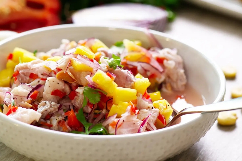 Ceviche - Món hải sản tươi sống trộn với chanh, ớt và hành, đặc sản phổ biến tại Panama.