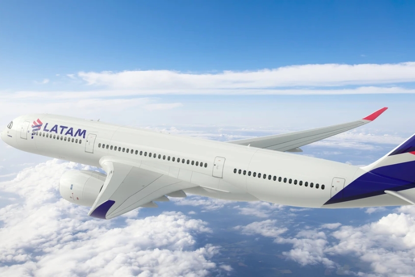 LATAM Airlines -  Hãng hàng không lớn của Nam Mỹ, nối chuyến từ Santiago hoặc Lima.