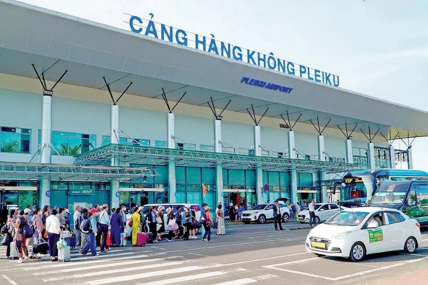 Du khách di chuyển từ sân bay Pleiku vào trung tâm thành phố