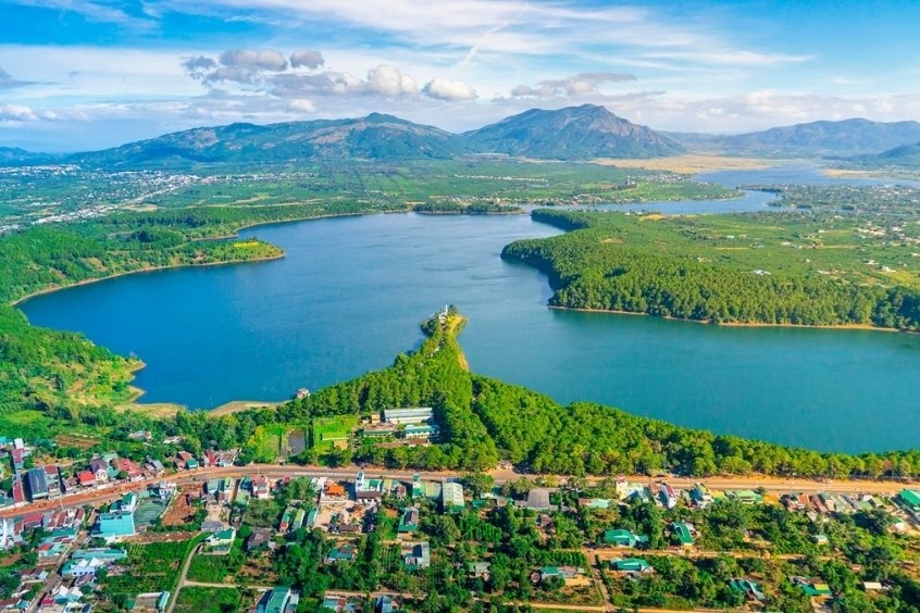 Biển Hồ T'Nưng là một hồ nước ngọt lớn nằm ở phía tây bắc thành phố Pleiku