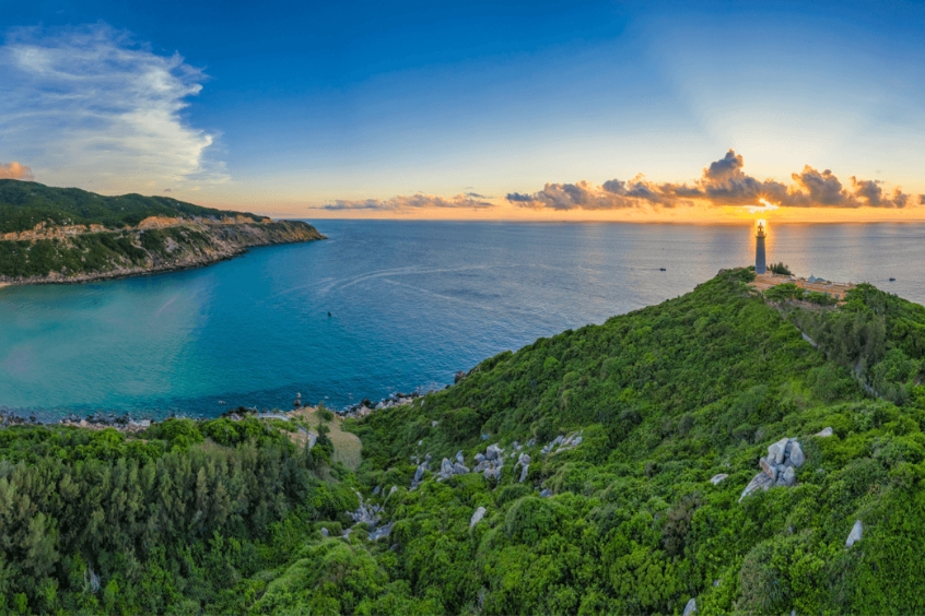 Ngắm bình minh rực rỡ trên Mũi Đại Lãnh - Tuy Hòa, nơi đón ánh mặt trời đầu tiên trên đất liền Việt Nam. 